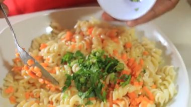 Makarna hamuruna taze soğan ekliyorum. Makarna hazırlıyorum.