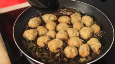 Birisi köfte kızartması yapıyor. Lezzetli köfteler.