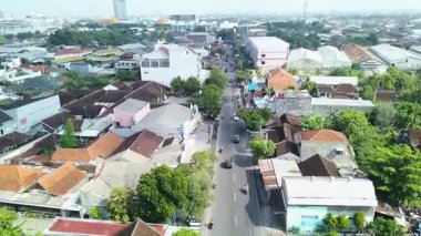 Yol ve Çeşitli Binalarla Gelişen Endonezya Kasabasının Hava Görünümü