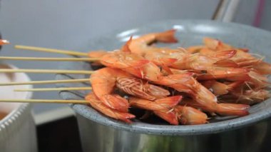 Biri karidesi mızrakladı. Karides tabağı.