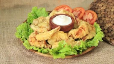 Mayonez soslu kızarmış karides.