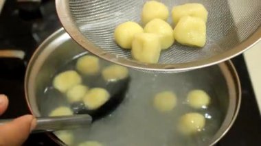 Birisi pişmiş köfteleri kurutuyor.