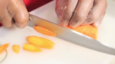 Şef havuç doğruyor.