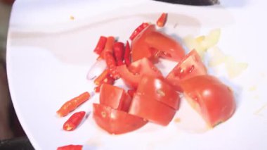 Taze domatesli ve biberli tuzlu biftek pişirme