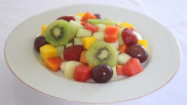 Titrek Sağlıklı Tropikal Meyve Salatası Dönen Yavaş Hareket
