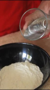 Hamur Hazırlığı İçin Taze Suyu Buğday Kasesine Dök