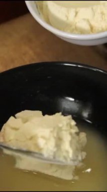 Siyah Kasede Sıvı İçindekilere Taze Beyaz un Ekleniyor