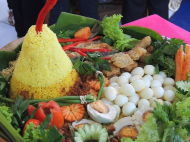 Geleneksel Endonezya Tumpeng - Kutlama Sarı Pirinç Külahı
