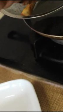 Sıcak Çıtır Altın Bahar Yuvarlakları Servis İçin Tabağa Yerleştiriliyor