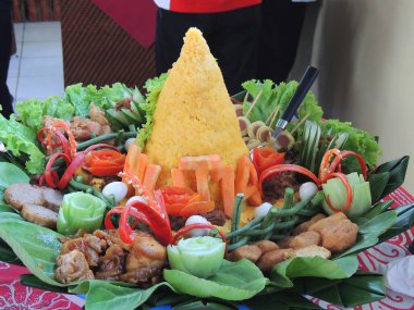 Endonezya 'nın Endonezya Tumpeng' i - Kutlama Şölenleri İçin Canlı Sarı Pirinç Konisi