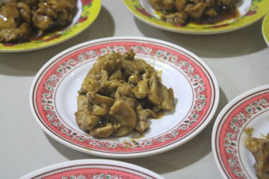 Süslü tabakta tuzlu Asya usulü Tavuk Isırıkları