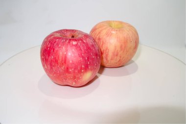 Temiz Beyaz Arkaplanda İki Taze ve Canlı Elma