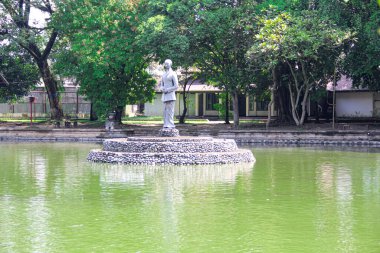 Yeşil Göl 'de Tarihi Heykeli olan Huzurlu Park Sahnesi