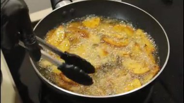 Profesyonel Aşçı Kızarmış Çıtır Baharatlı Patates Dondurması Cızgaralı Sıcak Yağda