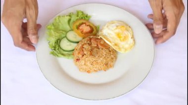 Endonezya usulü lezzetli kızarmış pirinç Sunny Side Up Egg ile servis ediliyor.