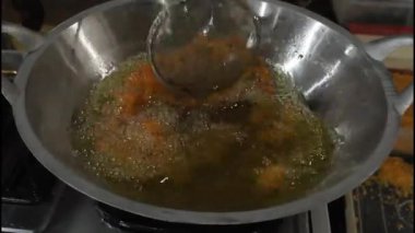 Kızgın yağda Kızarmış Altın Tavuk Isırıkları