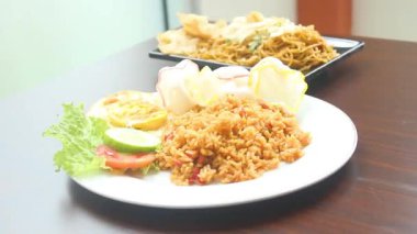 Lezzetli Endonezya Nasi Goreng Kızarmış Pirinç, kızarmış yumurta ve kraker