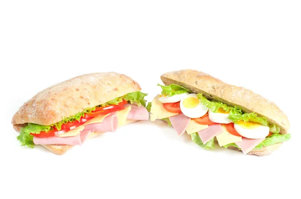 白い背景の上の 2 つのサンドイッチ — ストック写真