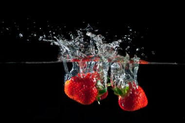 içine su sıçramasına çilek 