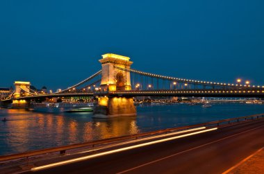 Gece Budapeşte'ünlü zincir köprü görünümü. 