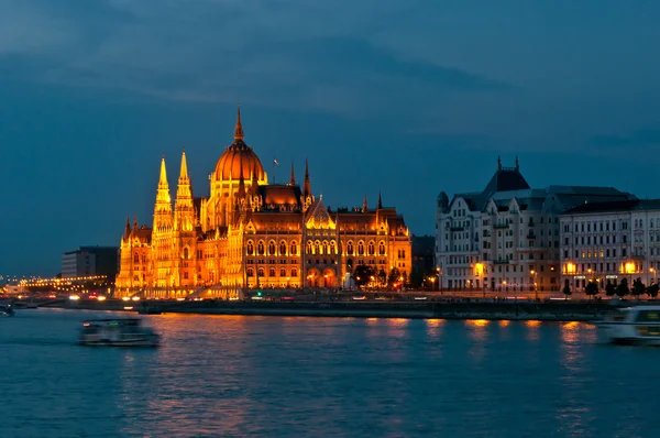 Gece Budapeşte 'de parlamento binası. 