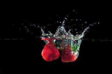 içine su sıçramasına çilek 