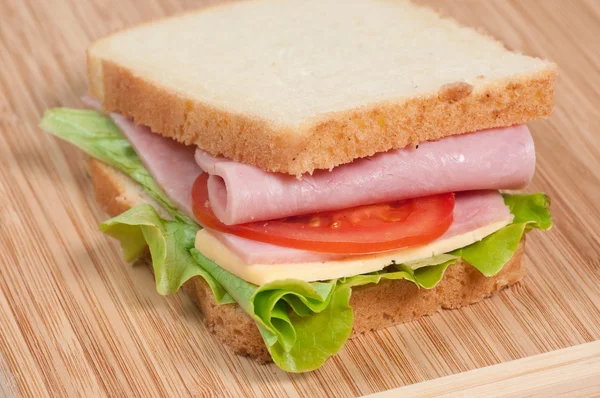 Sandwich de tomate, salami y queso — Foto de Stock