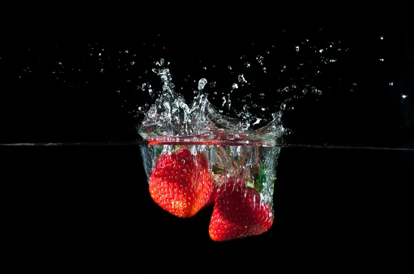 Fragole che schizzano in acqua — Foto Stock