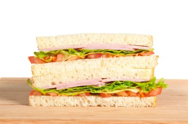 Sandviç sosis ve domates ile 