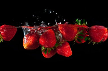 içine su sıçramasına çilek 