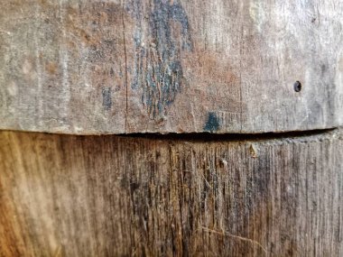 Derin tahıllar, doğal düğümler ve pürüzlü yüzeyleri gösteren aşınmış ahşap tahtaların detaylı bir yakın çekimi. Fotoğraf, iç tasarım ve ürün listelerinde rustik, klasik veya el yapımı temalar için idealdir..