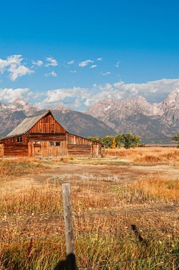 Thomas Alva (T.A.) Moulton John 1908 'de Mormon Row' da çiftçilik yaptı. T.A. 1915 'te bir çerçeve ev inşa etti ve devlet 1920' lerin sonlarında arazilerine sulama hendekleri yapana kadar tahıl ekti..