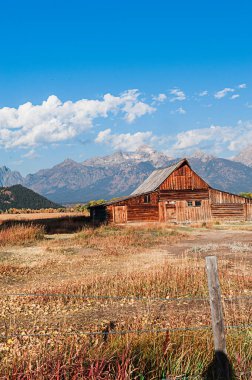 Thomas Alva (T.A.) Moulton John 1908 'de Mormon Row' da çiftçilik yaptı. T.A. 1915 'te bir çerçeve ev inşa etti ve devlet 1920' lerin sonlarında arazilerine sulama hendekleri yapana kadar tahıl ekti..