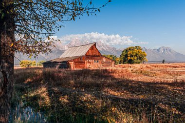 Thomas Alva (T.A.) Moulton John 1908 'de Mormon Row' da çiftçilik yaptı. T.A. 1915 'te bir çerçeve ev inşa etti ve devlet 1920' lerin sonlarında arazilerine sulama hendekleri yapana kadar tahıl ekti..