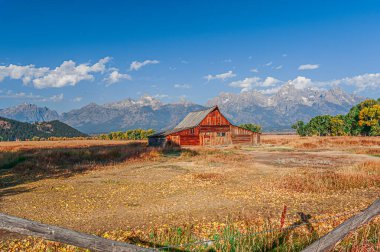 Thomas Alva (T.A.) Moulton John 1908 'de Mormon Row' da çiftçilik yaptı. T.A. 1915 'te bir çerçeve ev inşa etti ve devlet 1920' lerin sonlarında arazilerine sulama hendekleri yapana kadar tahıl ekti..