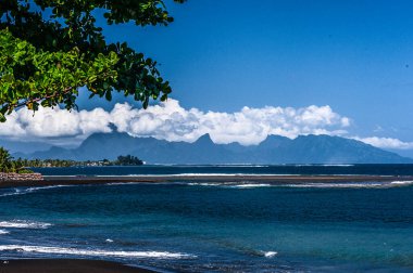 Tahiti 'deki Black Sand plajı sahneleri, Fransız Polinezyası. Şubat 04, 2016