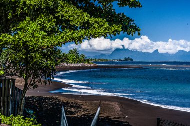 Tahiti 'deki Black Sand plajı sahneleri, Fransız Polinezyası. Şubat 04, 2016