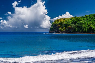 Tahiti 'deki Black Sand plajı sahneleri, Fransız Polinezyası. Şubat 04, 2016