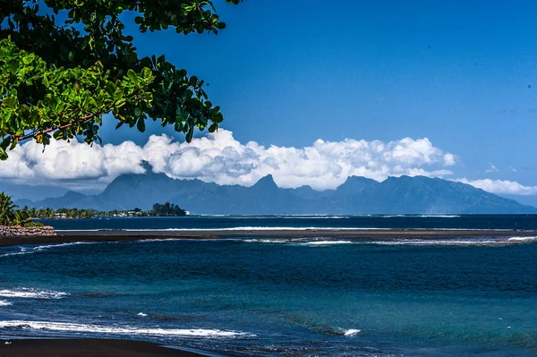 Tahiti 'deki Black Sand plajı sahneleri, Fransız Polinezyası. Şubat 04, 2016