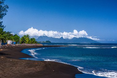 Tahiti 'deki Black Sand plajı sahneleri, Fransız Polinezyası. Şubat 04, 2016