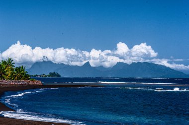 Tahiti 'deki Black Sand plajı sahneleri, Fransız Polinezyası. Şubat 04, 2016