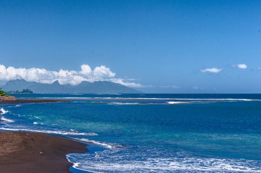 Tahiti 'deki Black Sand plajı sahneleri, Fransız Polinezyası. Şubat 04, 2016