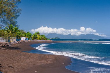 Tahiti 'deki Black Sand plajı sahneleri, Fransız Polinezyası. Şubat 04, 2016