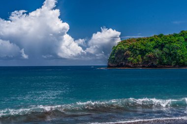 Tahiti 'deki Black Sand plajı sahneleri, Fransız Polinezyası. Şubat 04, 2016