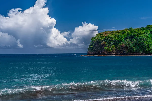 Tahiti 'deki Black Sand plajı sahneleri, Fransız Polinezyası. Şubat 04, 2016