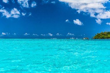 07 Şubat 2016: Fransız Polinezya Adaları 'ndaki Güzel Bora Bora Sahil Hattı