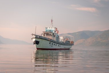 Göldeki tekne.