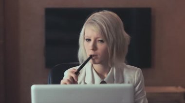 Genç yaratıcı tasarımcı grafik tablet dijital sanat eserleri hakkında düşünme oluşturma Office ile çalışma