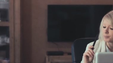 Genç üzücü yaratıcı tasarımcı grafik tablet dijital sanat yaratmak Office ile çalışma