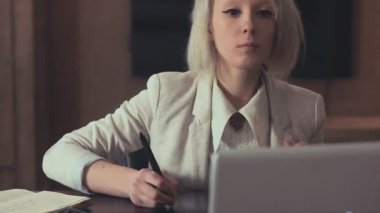 Genç yaratıcı tasarımcı grafik tablet dijital sanat yaratmak Office ile çalışma